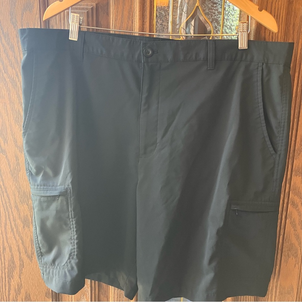 Chaps Golf 78 Men's Black Cargo Shorts with side zipper pockets size‎ 40